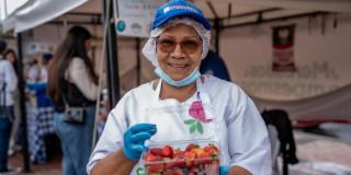Foto de una mujer campesina en uno de los Mercados Campesinos.