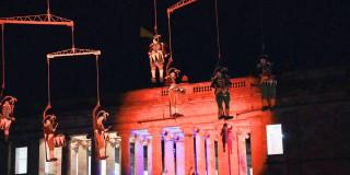 Foto que muestra un grupo de personas actuando