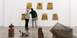 Imagen de un hombre joven y una mujer mayor disfrutando de una exposición en la Galería Santa Fe