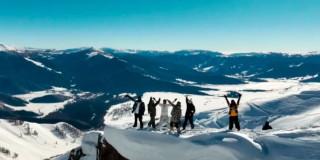 Imagen de varias personas en la cima de las Montañas Doradas de Altái 