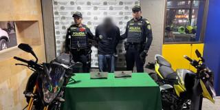 Captura de joven de 22 años, con las dos motos a cada lado