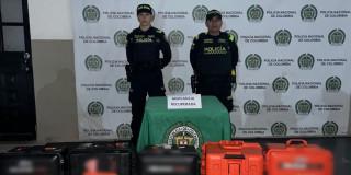 Policías con mercancía recuperada