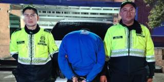 Hombre capturado tras hurtar vehículo e intentar huir.