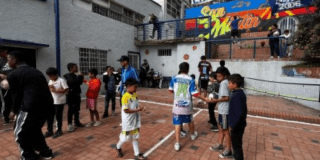 Imagen de varios niños y niñas con uniformes deportivos