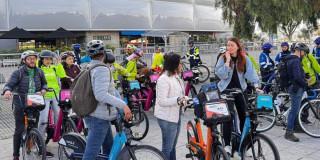 Foto de personas en bicicleta en Bogotá