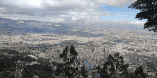 Imagen panorámica de Bogotá con tiempo parcialmente nublado.