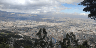 Imagen panorámica de Bogotá con tiempo parcialmente nublado.