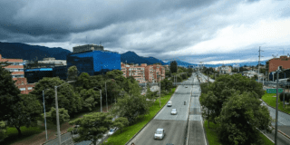 Imagen de una vía de Bogotá donde se aprecia un día soleado.