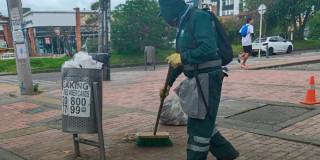 Foto que muestra una persona barriendo 