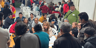 Imagen de varias personas dialogando en un taller