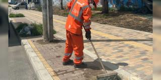 Foto que nuestra una persona barriendo 
