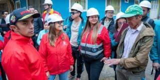 Foto que muestra personas reunidas 