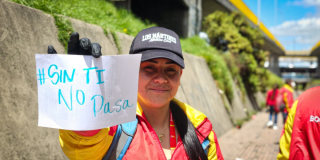 Foto de una funcionaria del Distrito con un cartel 