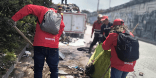 Foto de funcionarios del Distrito en operativo de limpieza