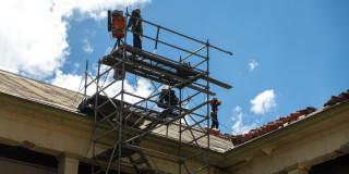 Foto que muestra unas personas en un andamio 