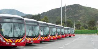 Foto de varios buses de TransMilenio estacionados. 