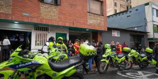 Uniformados de la Policía de Bogotá junto a funcionarios del Distrito, en operativo de seguridad.