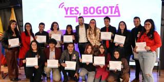 Foto del alcalde Carlos Fernando Galán junto a graduados del programa 'Yes, Bogotá'.