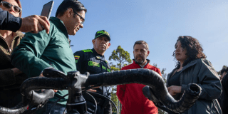 Imagen del alcalde Galán junto a un policía y el secretario de seguridad