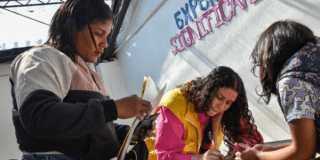 Imagen de dos mujeres en el CIAM