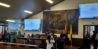 Secretario de Gobierno de Bogotá hablando ante concejales.