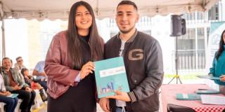 Foto que muestra dos personas sonriendo