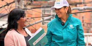 Foto que muestra dos personas sonriendo