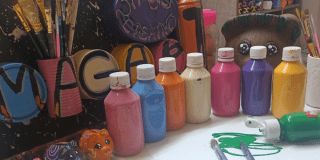 Imagen de varias temperas y materiales para pintar, así como varios marrunchos ya terminados