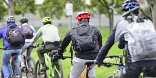 Foto de personas montando bicicleta