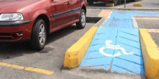 Foto de un carro al lado de una rampa