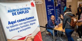 Foto de bogotanos y bogotanas accediendo a servicios de la Agencia Distrital de Empleo.