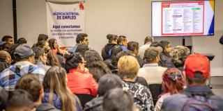 Foto de bogotanos y bogotanas accediendo a la sede de la Agencia Distrital de Empleo en Bogotá.