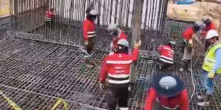 Foto de obreros y trabajadores realizando trabajos de rehabilitación y construcción de vías en Bogotá.