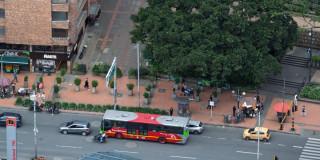 Foto de una vía de Bogotá donde resaltan varios vehículos