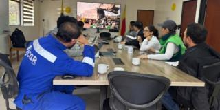 Foto que muestra un grupo de personas sentadas en un salón 