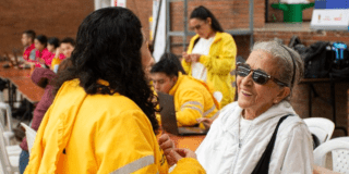 Imagen de funcionaria de Integración Social sonriendo con una señora