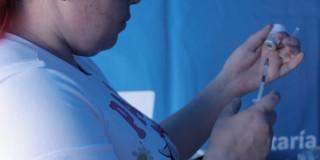 Foto que muestra una persona sosteniendo una jeringa 