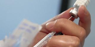 Foto que muestra unas manos sosteniendo una jeringa