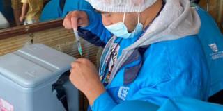 Foto que muestra una persona con una jeringa en las manos