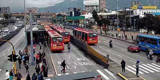 Foto de una vía de Bogotá donde resaltan varios vehículos