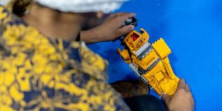 Madre jugando con juguete