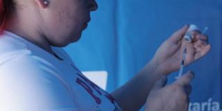 Foto que muestra una persona sosteniendo una jeringa 