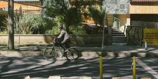 Foto de una persona montando bicicleta