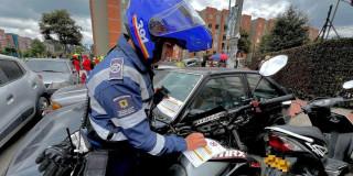 Foto del operativo contra mal parqueo en Tintalá Kennedy, al sur de Bogotá.