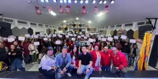 Foto de mujeres graduadas en San Cristóbal Bogotá en emprendimiento y negocios.