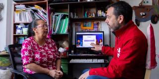 Foto del alcalde Carlos Fernando Galán junto a una bogotana, en una de las jornadas de internet gratis de 'Conexión Social'.