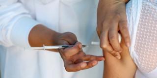 Enfermera poniendo una vacuna