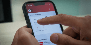 Foto de una persona manejando un celular.