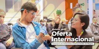 Foto de un joven y una joven bogotanos revisando documenos.