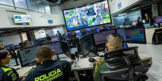 Policías revisando las pantallas del C4